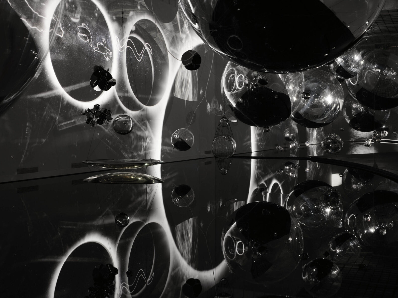 Tomás Saraceno. Ancestral Futures. Haus der Kunst. Fotografía: Agostino Osio