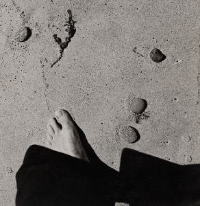 Raoul Hausmann. Sin título (pie en la arena), hacia 1931