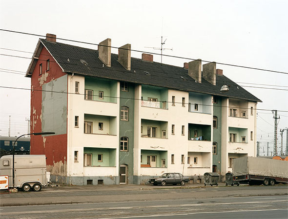 Thomas Ruff. Haüser, 1988-1989. Cortesía del Museo Helga de Alvear, Cáceres