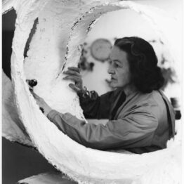 Barbara Hepworth trabajando en Oval Form (Trezion), 1963