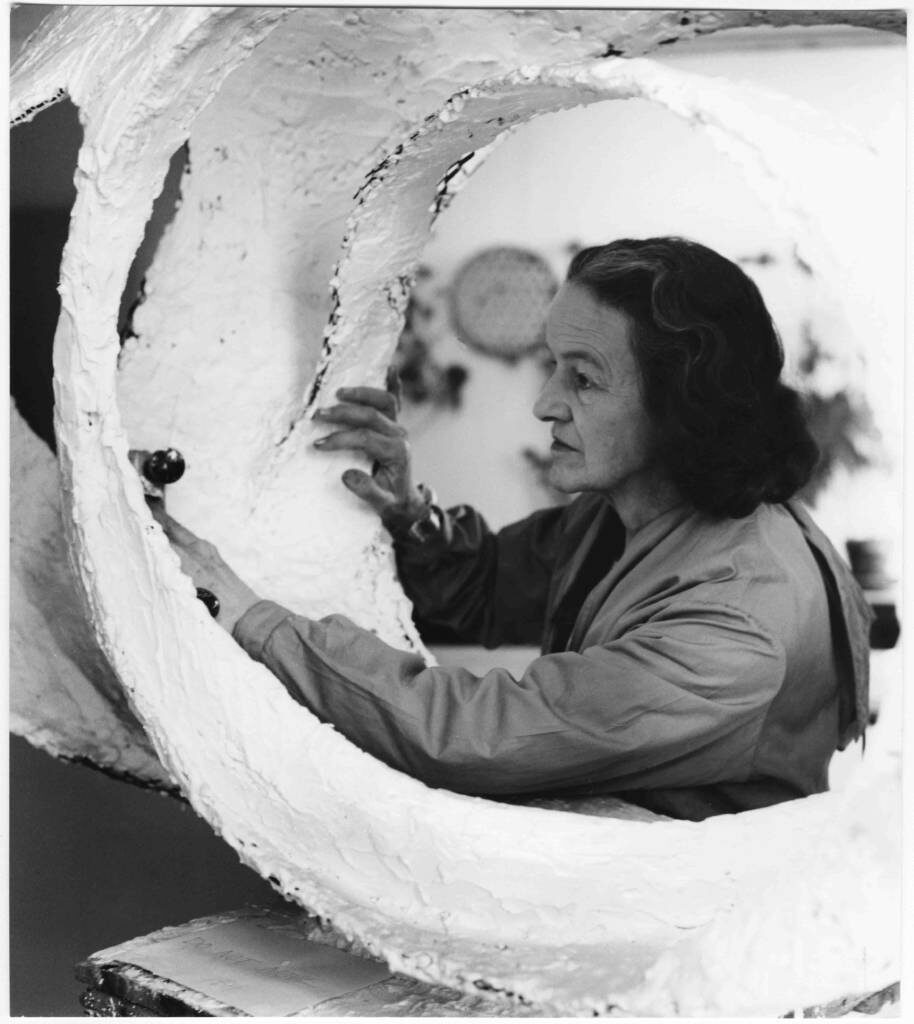 Barbara Hepworth trabajando en Oval Form (Trezion), 1963