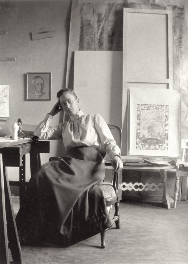 Fotografía de la artista sueca Hilma af Klint (1862–1944) en su estudio de Hamngatan en Estocolmo. ©The Hilma af Klint Foundation, Bilbao 2024