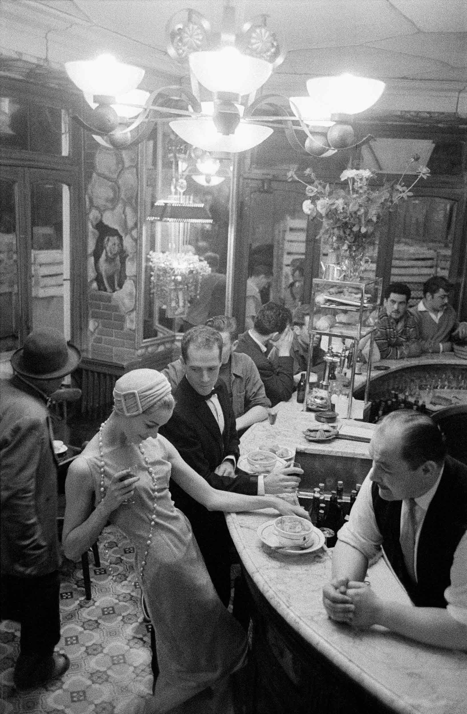 Frank Horvat. Tan Arnold au Chien qui fume, Paris, pour Jardin des Modes, 1957. © Studio Frank Horvat, Boulogne-Billancourt