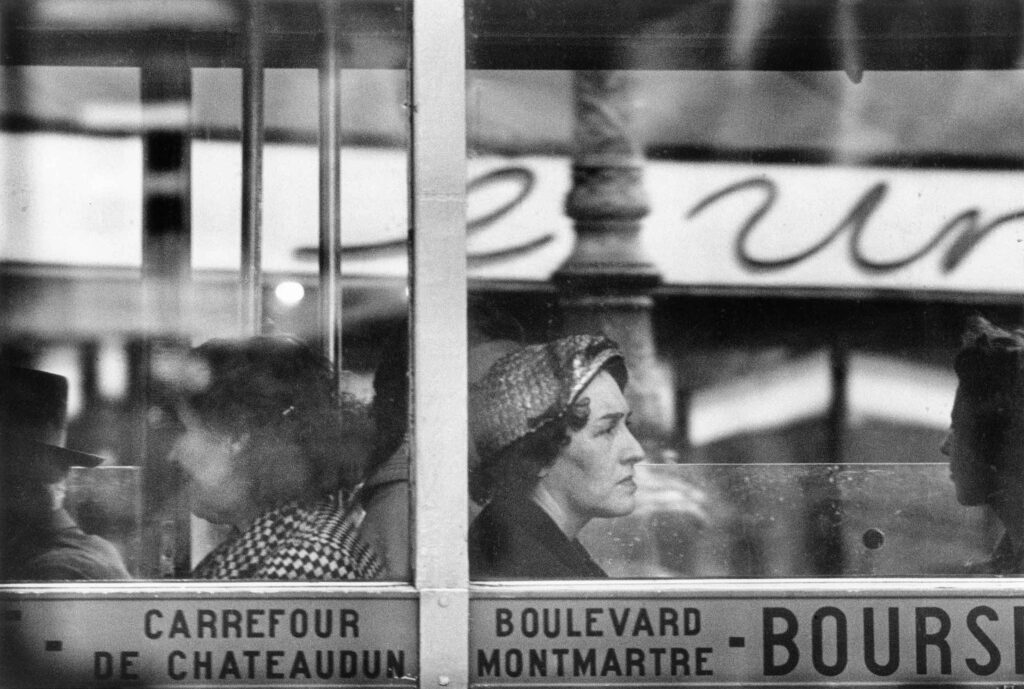 Frank Horvat. Paris au téléobjectif, bus, Paris, 1956. © Studio Frank Horvat, Boulogne-Billancourt