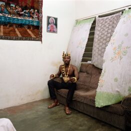 Deana Lawson. Chief, 2019. Cortesía de Sikkema Jenkins & Co., Nueva York y David Kordansky Gallery, Los Angeles