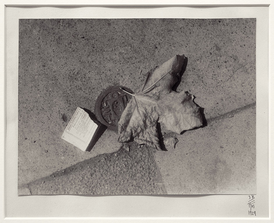Ilse Bing. Hoja muerta y billete de tranvía en la acera, Fráncfort , 1929. Galerie Karsten Greve, Saint Moritz / París / Colonia © Estate of Ilse Bing