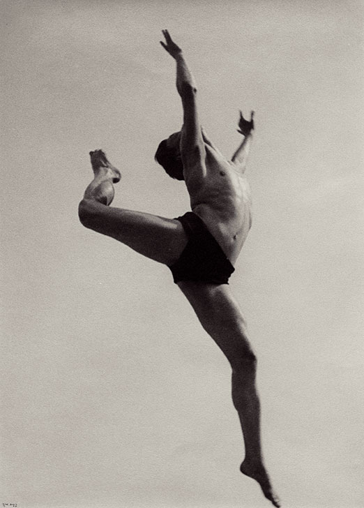 Ilse Bing. Gerard Willem van Loon, bailarín, 1932. Galerie Karsten Greve, Saint Moritz / París / Colonia © Estate of Ilse Bing