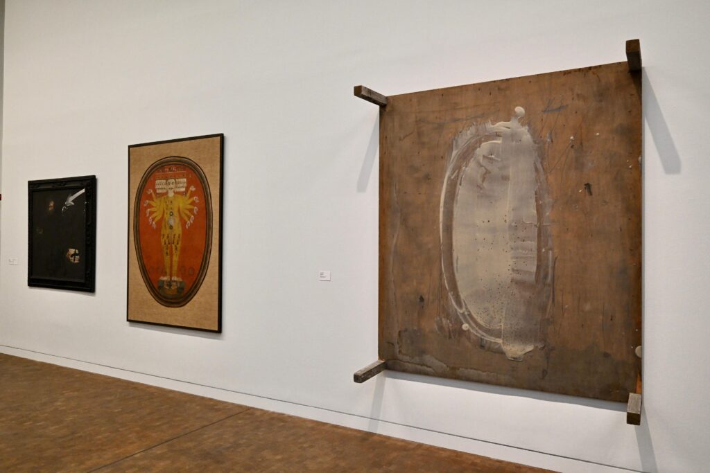 Imágenes de sala de la exposición "Antoni Tàpies. La Imaginación del mundo" del Museo Tàpies, Barcelona © De la fotografía: Pep Herrero, 2025. Del autor: Comissió Tàpies / VEGAP, 2025