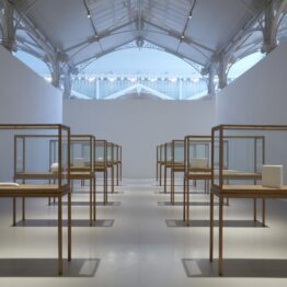 James Lee Byars. 12 vitrinas doradas. Museo Nacional Centro de Arte Reina Sofía