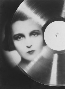 François Kollar. Estudio publicitario para "Magic Phono", retrato de Marie Bell en fotomontaje, 1930
