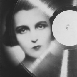 François Kollar. Étude publicitaire pour "Magic Phono", portrait de Marie Bell en photomontage, 1930