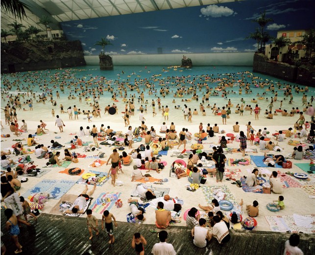Martin Parr. Seagaia Ocean Dome, Miyazaki, Japon,1996 © Martin Parr / Magnum Photos