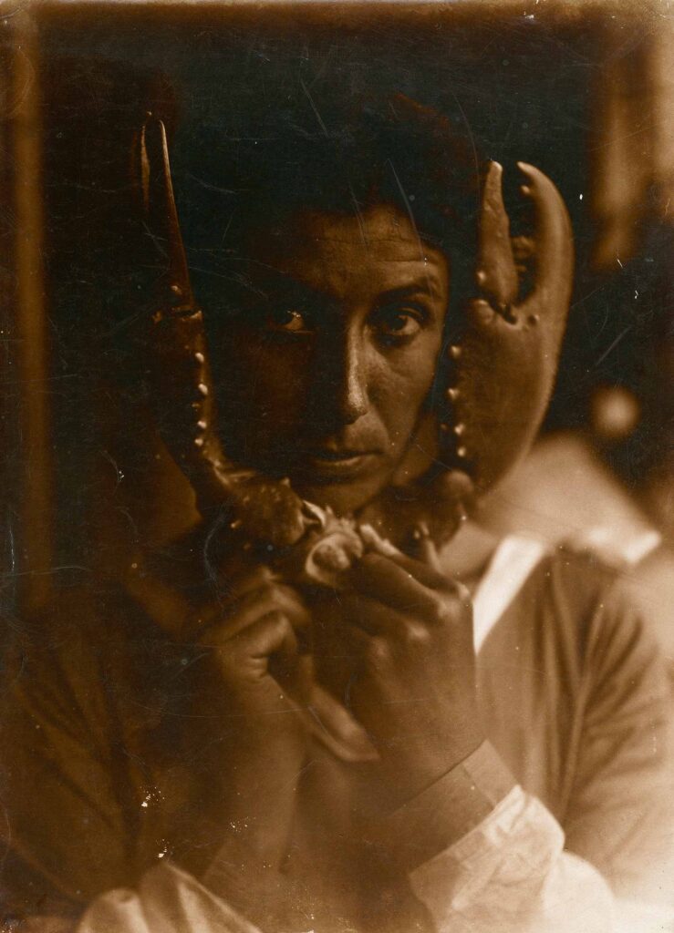 Geneviève Hamon avec pinces de homard. © Les Documents Cinématographiques / Archives Jean Painlevé