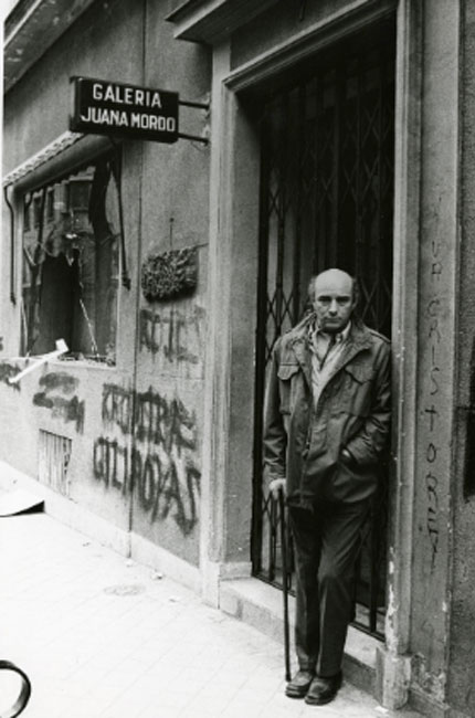Antonio Saura frente a la Galería Juana Mordó, tras el atentado del grupo de extrema derecha Guerrilleros de Cristo Rey. Madrid, 1972. Fotografía: Carlos Saura, VEGAP.