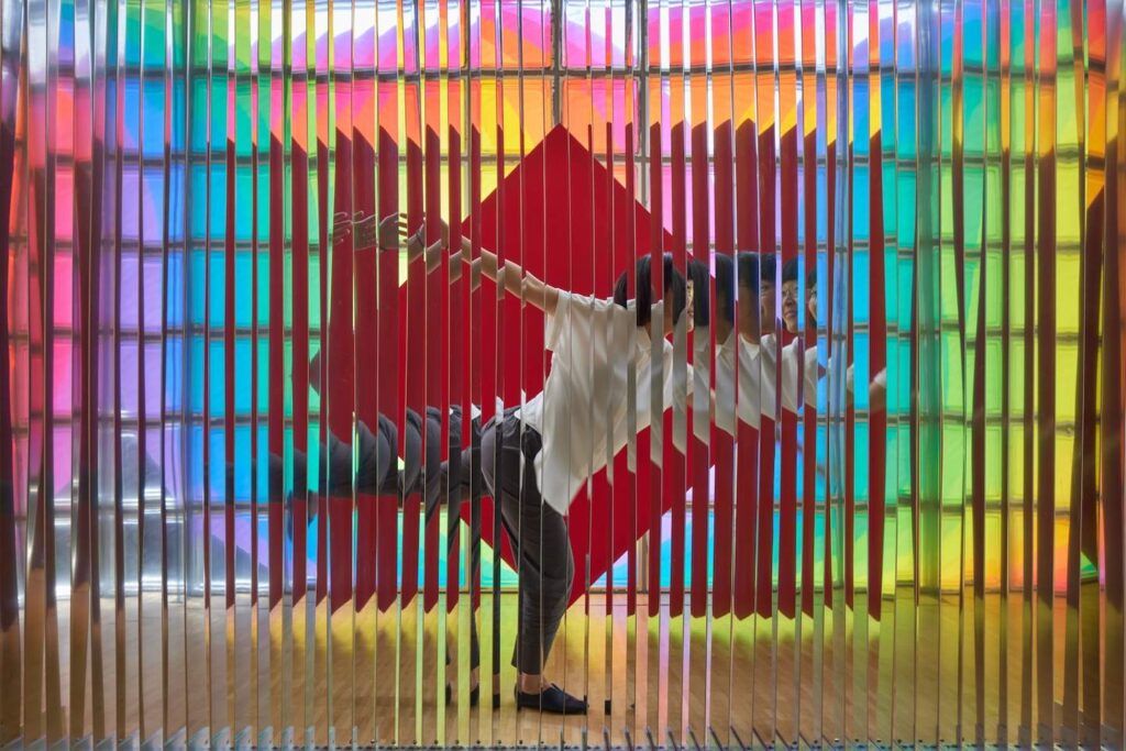 Julio Le Parc. Screen with reflective blades. Hermes Tokyo, 2021