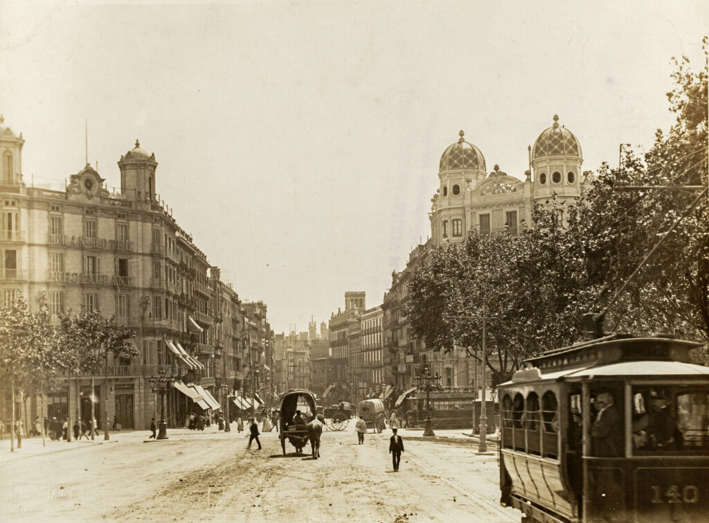 Adolf Mas. Vista de la Puerta del Ángel, 1902. © Fundació Institut Amatller d'Art Hispànic 