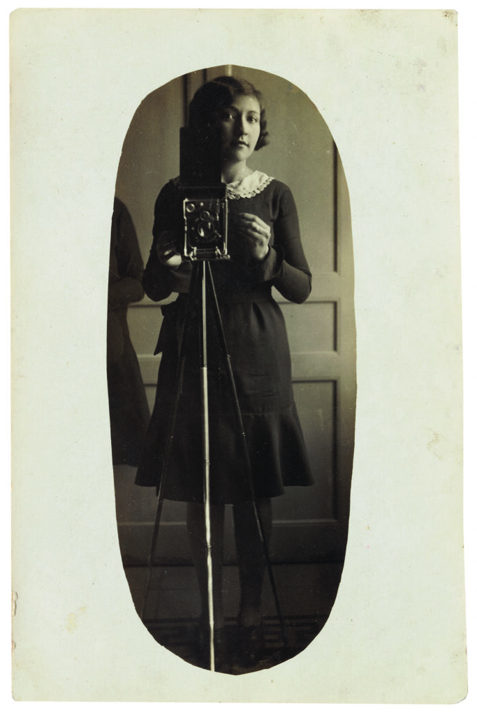 Autoría desconocida. Autorretrato de una joven con cámara y trípode frente a un espejo, hacia 1929-1935. Col·lecció Jordi Baron Rubí 