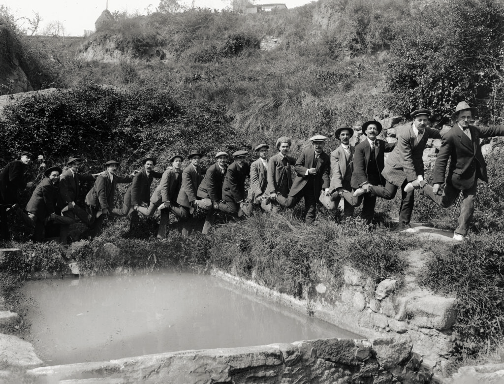 Antoni Rosal Grelon. Grupo de hombres alrededor de un pequeño estanque, décadas de 1910-1920. Arxiu Nacional de Catalunya (ANC), Fons Antoni Rosal Grelon, Sant Cugat del Vallès 