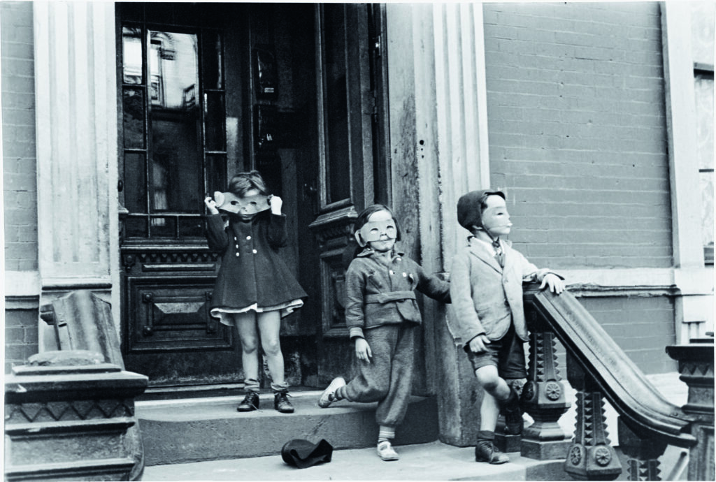 Helen Levitt. New York, hacia 1939. © Film Documents LLC, courtesy Zander Galerie, Cologne