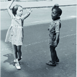 Helen Levitt: placer y terror en el paisaje urbano