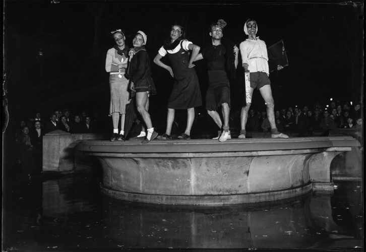Puig Farran. Hombres vestidos de mujer en el Entierro de Carnaval en los Jardines de Salvador Espriu en Barcelona, 1935. Arxiu Fotogràfic de Barcelona/ Archivo de la familia Puig Farran