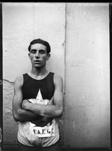 Puig Farran. Un atleta participa en las pruebas organizadas por el club FAEGE en Barcelona, 1930-1936. Arxiu Fotogràfic de Barcelona/ Archivo de la familia Puig Farran