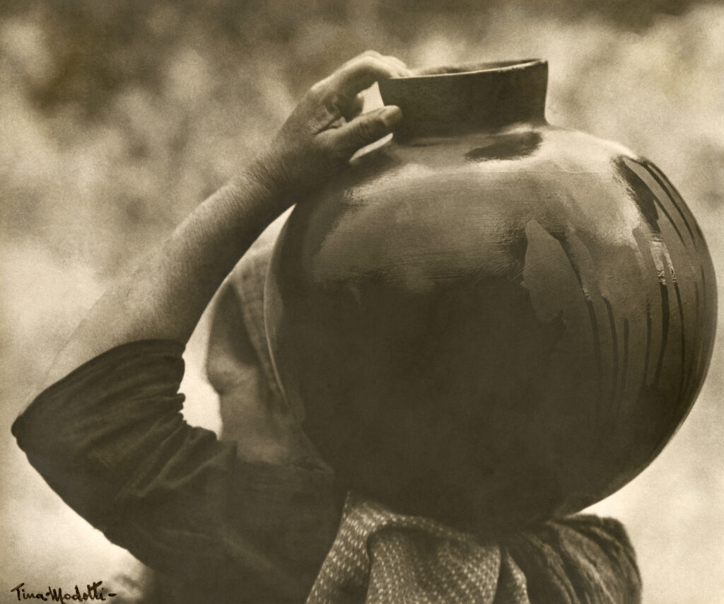 Tina Modotti. Campesina zapoteca con cántaro al hombro, 1928. Colección y Archivo de Fundación Televisa