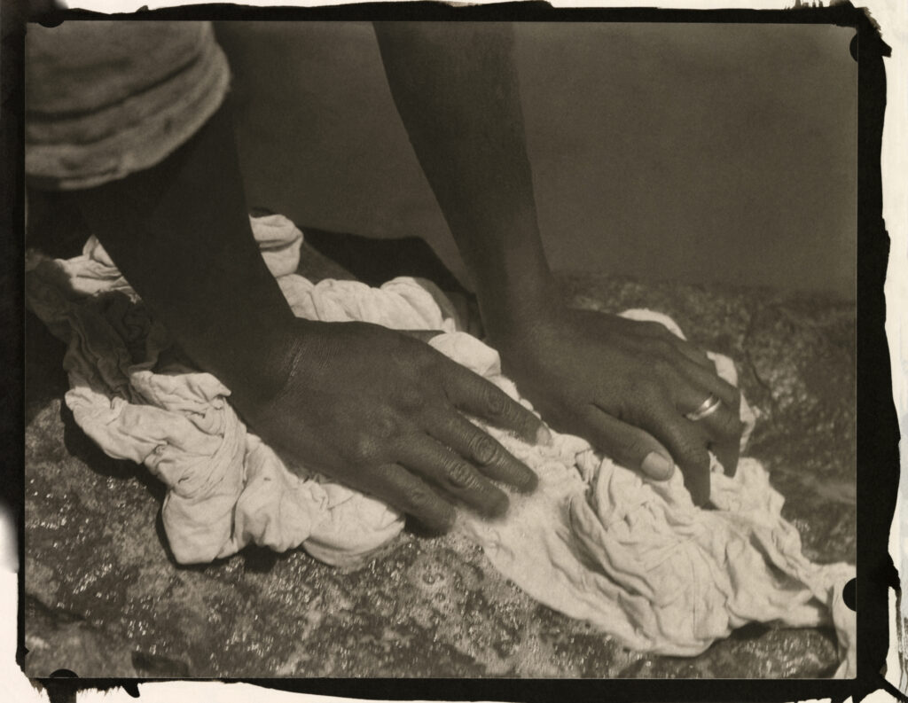 Tina Modotti. Manos de mujer lavando ropa, hacia 1926. Colección y Archivo de Fundación Televisa