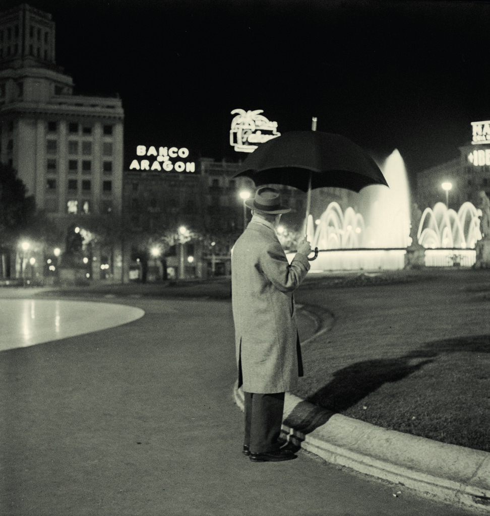 Joaquín Tusquets de Cabirol. Plaza de Catalunya de noche, Barcelona, diciembre de 1959. Archivo Fotográfico Joaquín Tusquets de Cabirol/ Museu Marítim de Barcelona © Archivo Fotográfico Joaquín Tusquets de Cabirol