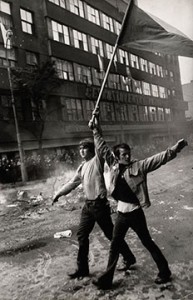 Josef Koudelka. Dos ciudadanos checos con una bandera,1968. © Josef Koudelka / Magnum Photos
