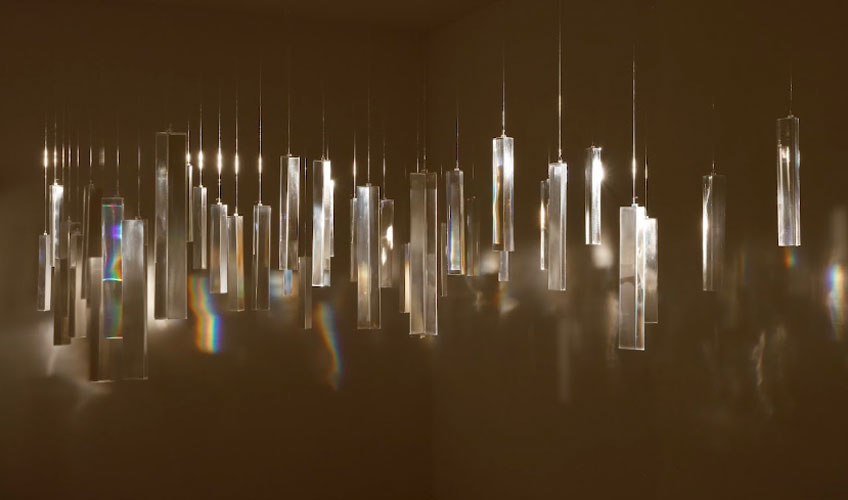 Mercedes Lara. Instalación de prismas y luz, 2016