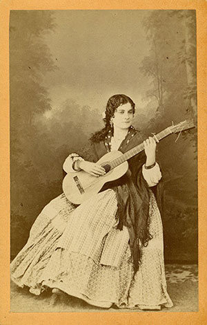 Luis Masson. Retrato de mujer con guitarra. Positivo en albúmina. Formato: Carte de visite. CFRivero