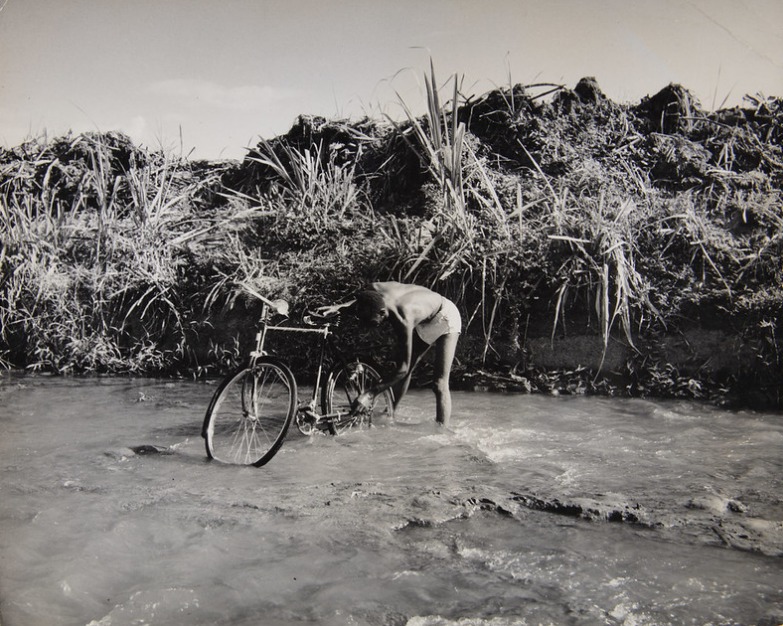 Leo Matiz. Ciclista. Aracataca, Colombia, 1960. Cortesía Fundación Leo Matiz y Galería Set Espai d´ Art