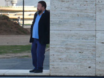 Ai Weiwei en el Pabellón Mies van der Rohe. Foto: Fundació Mies van der Rohe