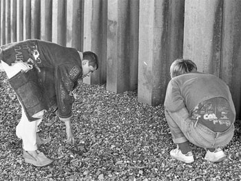 Mudlarking, Judy Blame and John Moore mudlarking under Blackfriars Bridge in 1983. Cortesía de Nicola Tyson