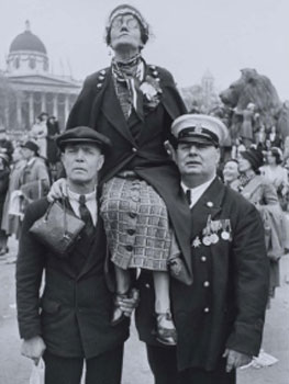 Henri Cartier-Bresson. Waiting in Trafalgar Square for the coronation parade of King George VI 1937  © Henri Cartier-Bresson / Magnum Photos     