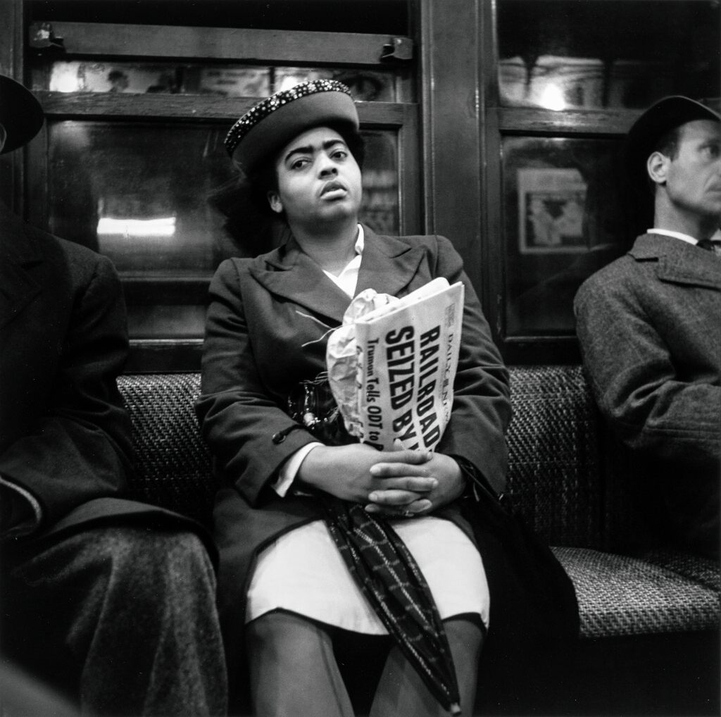 Louis Stettner. Woman Holding Newspaper, New York, 1946. Cortesía Archivo Louis Stettner, París © Louis Stettner Estate
