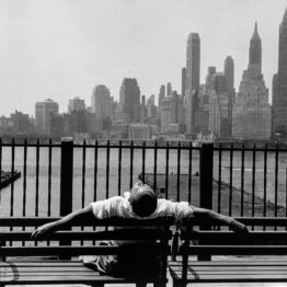 Louis Stettner. Brooklyn Promenade, Brooklyn, New York, 1954. Cortesía Archivo Louis Stettner, París © Louis Stettner Estate