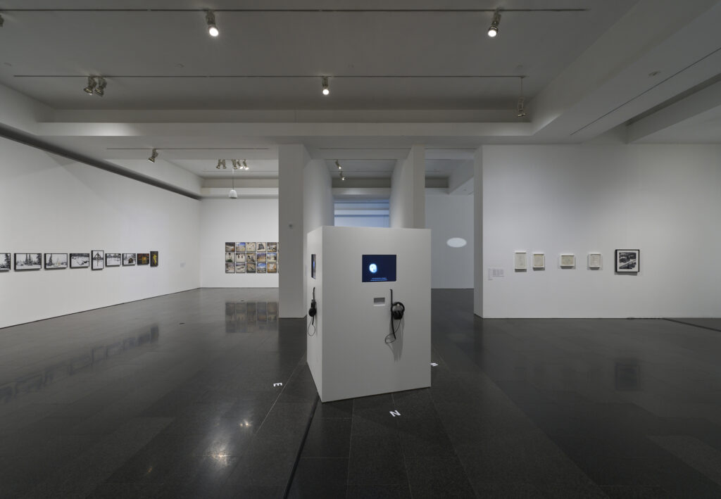 Vista de la exposición "Nancy Holt. Dentro Fuera". MACBA Barcelona. Fotografía: Miquel Coll