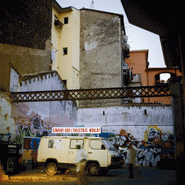 Mireia Sallarès. Exposición Le camion de Zahïa, conversations après le paradis perdu, Espai Zero 1, Museu Comarcal de la Garotxa, Olot 2005 © Mireia Sallarès / Fotografía de Lisbeth Salas