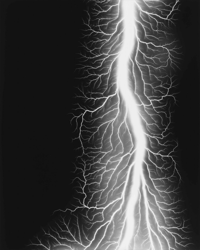 Hiroshi Sugimoto. Hiroshi Sugimoto Lightning Fields 327 [Campos de relámpagos 327], 2014. Impresión a la gelatina de plata. Cortesía del artista