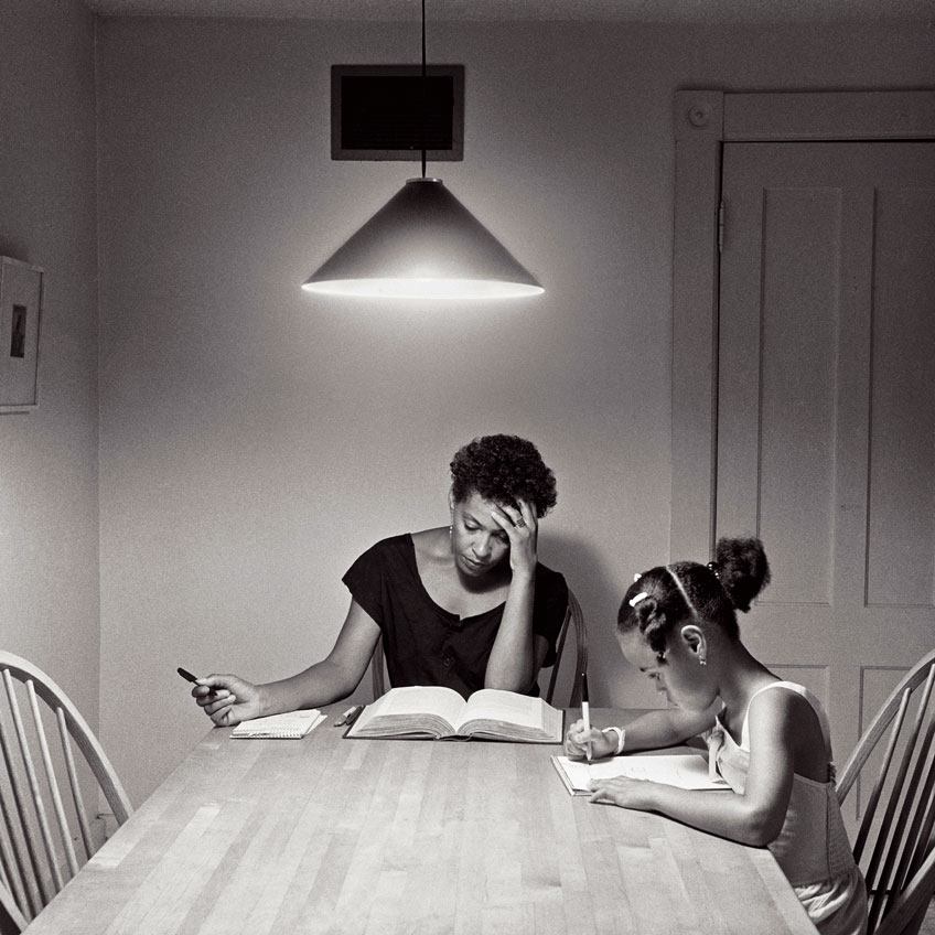 Carrie Mae Weems. Sin título (Mujer con hija). De la serie Mesa de cocina, 1990. Cortesía de la artista y Jack Shainman Gallery, Nueva York