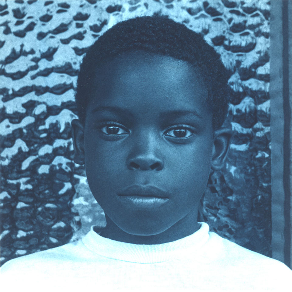 Carrie Mae Weems. Niño negro azul. De la serie Sin título (Gente de color), 2019. Cortesía de la artista y Jack Shainman Gallery, Nueva York