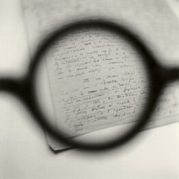 Tomoko Yoneda. Le Corbusier’s Glasses—Viewing his Paris lecture notes, ‘L’Habitation Moderne’ , 2003. De la serie Entre lo visible y lo invisible