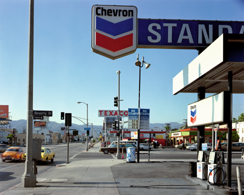 Stephen Shore. Beverly Boulevard y La Brea Avenue, Los Ángeles, California, 21 de junio de 1975. De la serie Uncommon Places