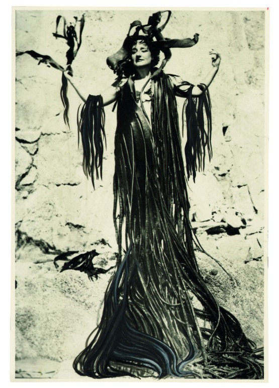 Maruja Mallo. Autorretrato con manto de algas, 1945. Museo Nacional Centro de Arte Reina Sofía