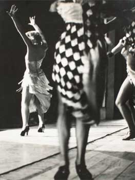 Oriol Maspons, Mujeres bailando (París), c. 1956. Museu Nacional d’Art de Catalunya, depósito del artista, 2011. © Arxiu fotogràfic Oriol Maspons, VEGAP, Barcelona, 2019