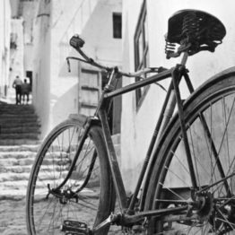 Oriol Maspons. Bicicleta (Ibiza), hacia 1954. Museu Nacional d’Art de Catalunya, depósito del artista, 2011. © Arxiu fotogràfic Oriol Maspons, VEGAP, Barcelona, 2019
