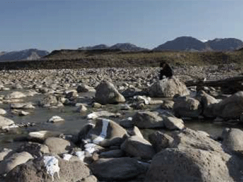 Minerva Cuevas. Rio Bravo Crossing, 2010. Cortesía de la artista y de la galería Kurimanzutto, México