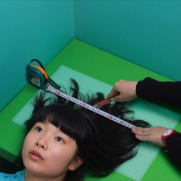 Fundación Prada Milán. Izumi Miyazaki. Hair cut, 2016. © Izumi Miyazaki